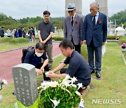 전영진 열사 묘지 찾은 다산연구소 박석무 이사장