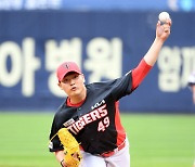 역투하는 KIA 선발 김유신 [사진]