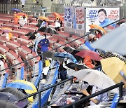 비 오는 잠실구장, '우산 쓴 관중들' [사진]