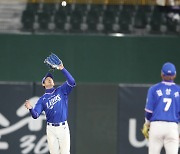 구자욱 수비 바라본 양팀 사령탑..LG는 "시즌 전 준비" 삼성은 "대처 방법 바꿔야" [스경X현장]