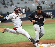 김혜성 '내가 더 빨랐어'[포토]