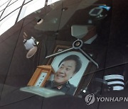 상주 품에 안긴 고인의 영정