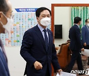 기자단담회 입장하는 김기현