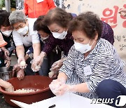 "배고파 우짜냐, 밥 해줄게"..소원 이룬 5·18 주먹밥 어머니들