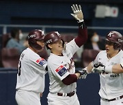 연타석 홈런 치고 축하 받는 키움 박동원