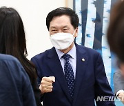 주먹인사하는 김기현 대표 권한대행