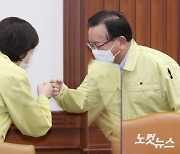 인사하는 김부겸 국무총리-유은혜 사회부총리 겸 교육부 장관