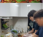 신정환, 주부 다 됐네.."농부동생 보내준 오이로 소박이 담그는 중"