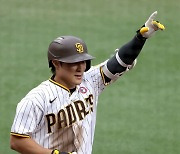 베테랑 두들겨 담장 밖으로..김하성 MLB 2호 손맛