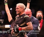 올리베이라, 챈들러 꺾고 UFC 라이트급  새 챔프 등극