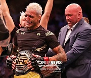 올리베이라 새 UFC 챔피언..2라운드 TKO 승리