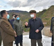 북한 김덕훈 내각총리, 동부지구 여러 부문 사업 현지요해