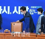 [포토]민주당 최고위 참석하는 송영길-윤호중