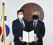 문창로 국민대 부총장, 통일부장관상 수상