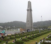 여야, 5·18 앞두고 호남 총출동..텃밭 다지기 vs 영남당 탈피