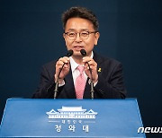 이철희, 홍남기 유임설에 "교체 전제로 인사검증하는 것 없어"