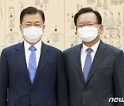 [속보]문대통령, 김총리에 "백신 접종하면 '더 많은 자유'..독려해 속도 높여야"