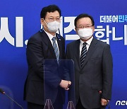 국회에서 만난 김부겸 총리와 송영길 대표