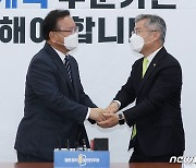악수하는 김부겸 총리와 최강욱 대표