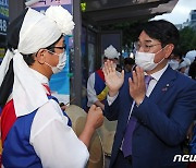 광주 유권자와 인사하는 박용진