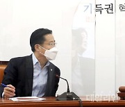 <포토> 이태규 사무총장과 대화하는 안철수 대표