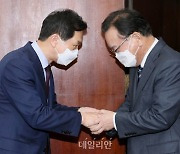 <포토> 손 잡고 머리숙여 인사하는 김부겸 국무총리와 김기현 권한대행