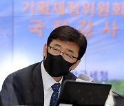 與, 경선연기론 놓고 충돌 "1등이 건의해야"..박용진 "1등 정해놨냐"