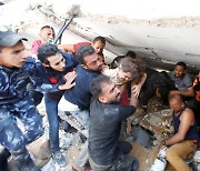 폭격 잔해 속에서 7시간 만에 구출된 팔레스타인 소녀