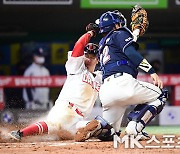 최항 '과감하게 파고든다' [MK포토]