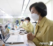 교사 50% "줌 유료화, 비용 지원 필요하다"