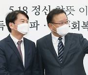 [머니S포토] 김부겸 총리와 대화하는 안철수 대표