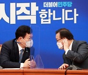 [머니S포토] 귀기울이는 김부겸 국무총리