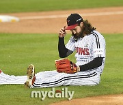 [MD포토] 켈리 '마운드에 앉아서 강민호 타구 처리했어'