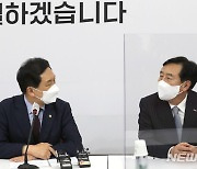 김기문 회장에게 인사말하는 김기현 대표 권한대행