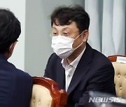 이야기 나누는 이진석 국정상황실장