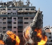이스라엘군, 언론사 입주 빌딩 폭파에 비난 쇄도