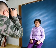 [포토]해병대 제1사단, 지역 어르신 장수사진 촬영