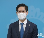 양승조 충남지사 "경선 연기론 당 지도부 결정 따르겠다"
