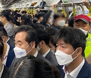 김포골드라인 타본 이낙연 "양계장 같다"