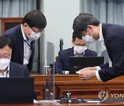 장병규 크래프톤 의장과 인사하는 임서정 수석