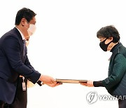 박물관·미술관 발전유공 표창 수여하는 황희 장관