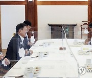 문재인 대통령, 김부겸 총리와 첫 주례회동