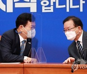 대화나누는 김부겸 총리와 송영길 대표