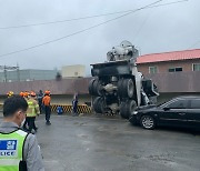 내리막길 주차한 레미콘 트럭 수십m 미끄러져 건물 충돌