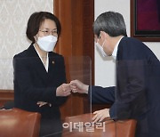 [포토] 이인영 장관과 인사나누는 임혜숙 장관