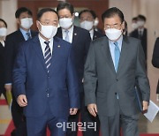 [포토] 국무회의 입장하는 홍남기, 정의용 장관