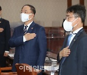 [포토] 국기에 경례하는 홍남기 경제 부총리