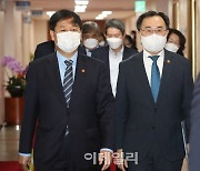 [포토] 국무회의 참석하는 문승욱 산업통상자원부 장관