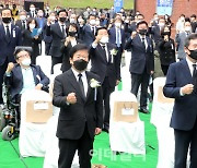 [포토] 임을위한 행진곡 제창하는 박병석 의장