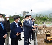 [포토]통행 재개된 중랑천 인도교 현장 찾은 안병용 의정부시장